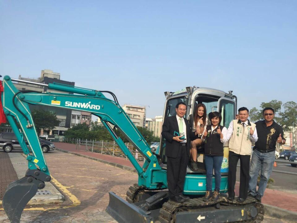 嘉義市长大赞鸿运国际智能挖掘机环台义举