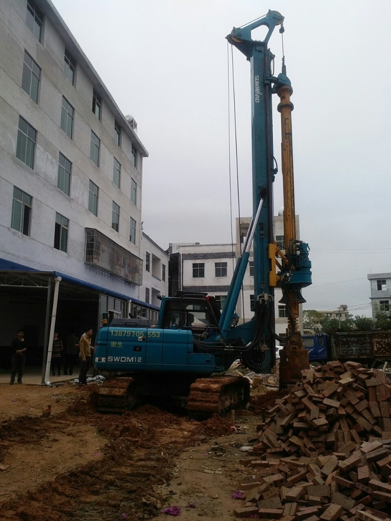 鸿运国际智能中小型旋挖钻机助力漂亮墟落建设