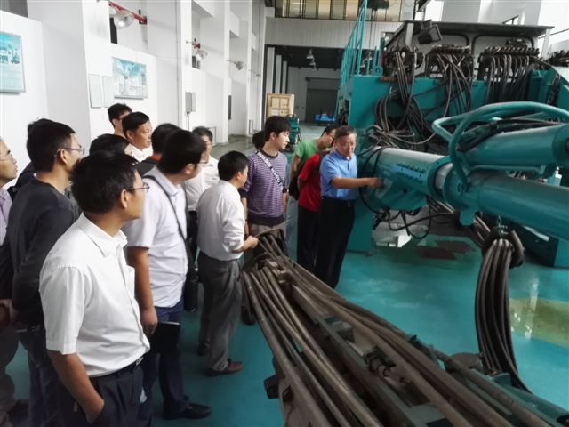 鹤发银丝映日月，赤心热血沃新花