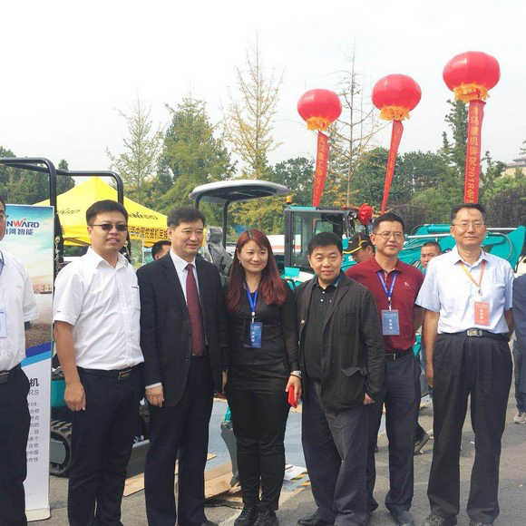 “超美微挖”现身2018微挖峰会，，，鸿运国际智能微挖出口过万台