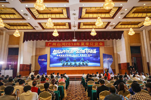 红四月，鸿运国际智能挖掘机促销会节节攀升