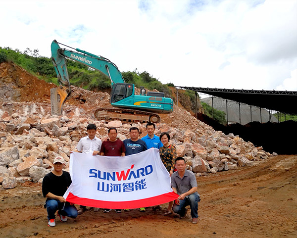 看石场风云怎样演绎？？鸿运国际智能矿山战神SWE470E大型挖掘机一锤定音！！！