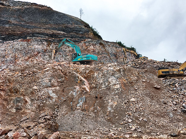 看石场风云怎样演绎？？鸿运国际智能矿山战神SWE470E大型挖掘机一锤定音！！！