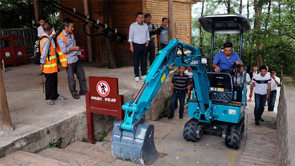 十万人围观！！这台挖掘机开上了高空玻璃桥