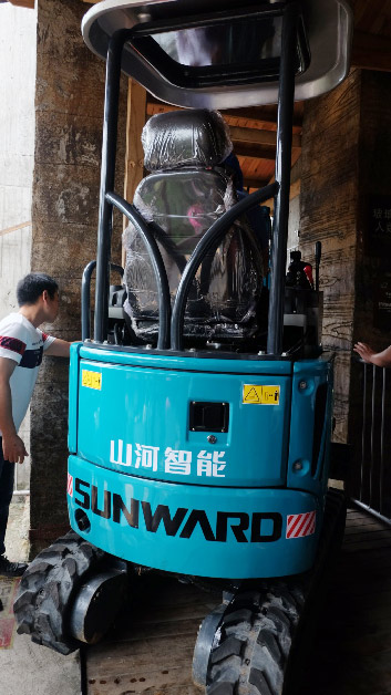 十万人围观！！这台挖掘机开上了高空玻璃桥