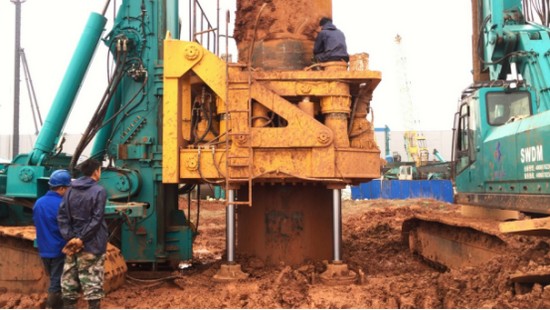 喜讯！鸿运国际智能SWRC170自行式全回转全套管钻机获湖南省首台(套)重大手艺装备产品奖励！