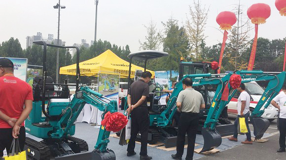 “超美微挖”现身2018微挖峰会，，，鸿运国际智能微挖出口过万台