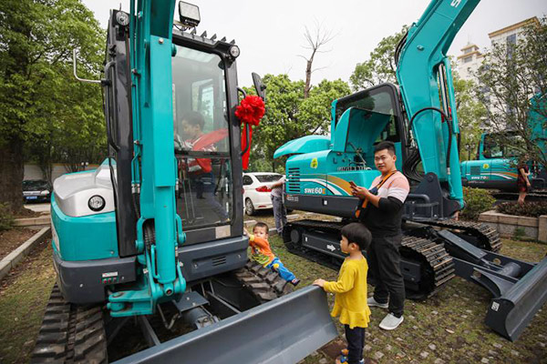 红四月，鸿运国际智能挖掘机促销会节节攀升