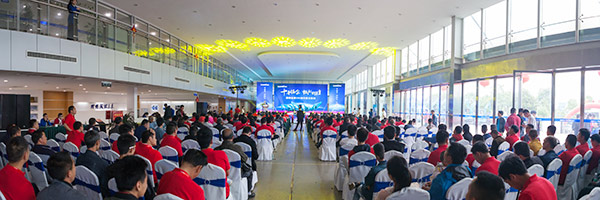 红四月，鸿运国际智能挖掘机促销会节节攀升