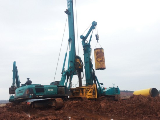 喜讯！鸿运国际智能SWRC170自行式全回转全套管钻机获湖南省首台(套)重大手艺装备产品奖励！