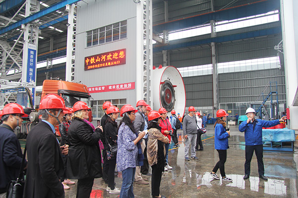 开启工程机械之都体验之旅，，中外媒体观摩团到访鸿运国际智能