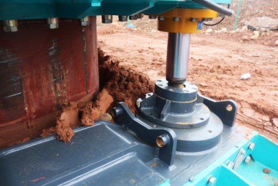 喜讯！鸿运国际智能SWRC170自行式全回转全套管钻机获湖南省首台(套)重大手艺装备产品奖励！