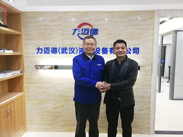 从拒绝到一次购置十台旋挖钻机，，他用八年时间熟悉鸿运国际智能