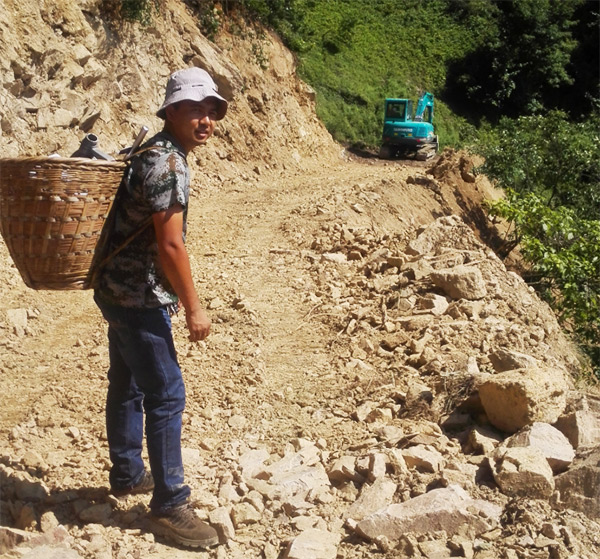 他们，，用小小背篓背出鸿运国际大情怀