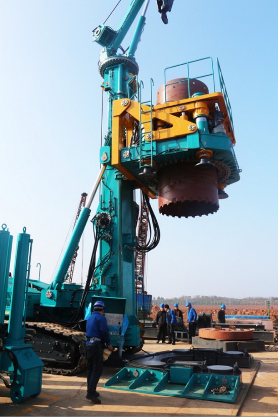 喜讯！鸿运国际智能SWRC170自行式全回转全套管钻机获湖南省首台(套)重大手艺装备产品奖励！