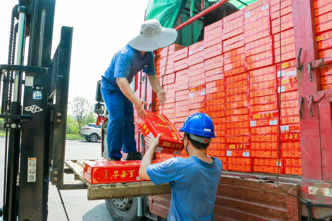 情系职工送清凉，，，殷切眷注鼓劲头——鸿运国际智能开展夏日送清凉活动