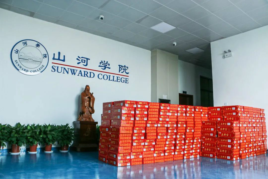 情系职工送清凉，，，殷切眷注鼓劲头——鸿运国际智能开展夏日送清凉活动