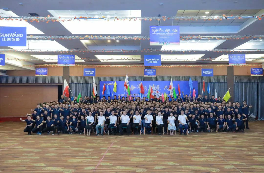 向挖掘机万台俱乐部迈进——鸿运国际智能2020年度挖掘机营销训练营开营