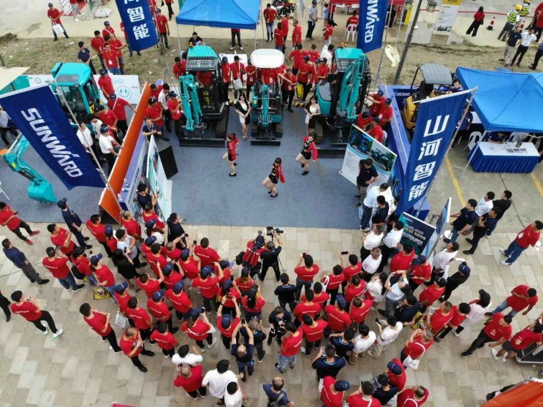 2020全球微挖大会 鸿运国际智能精品微挖赢得满堂彩