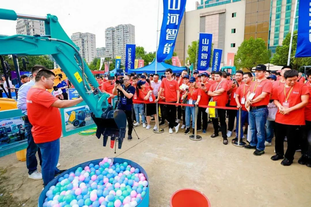 2020全球微挖大会 鸿运国际智能精品微挖赢得满堂彩