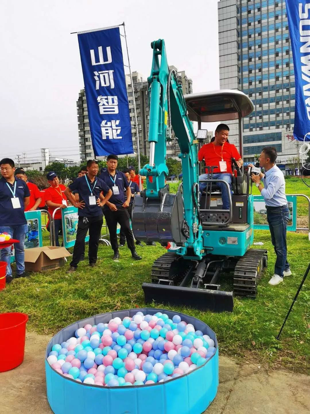 2020全球微挖大会 鸿运国际智能精品微挖赢得满堂彩