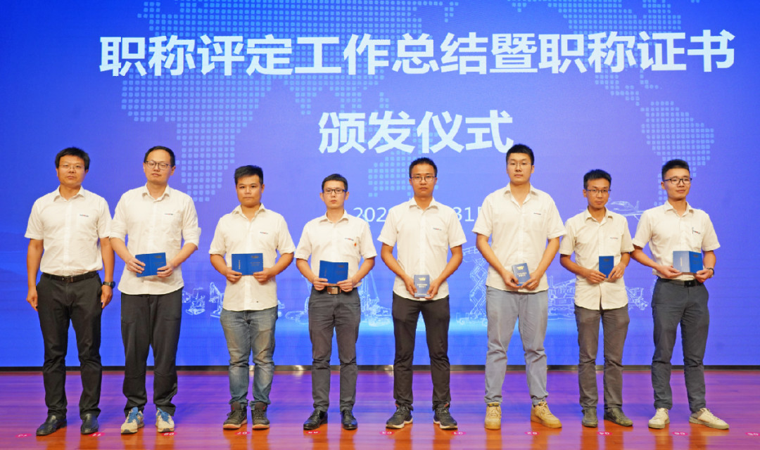 致敬研发 | 鸿运国际智能举行职称评定事情总结暨职称证书揭晓仪式