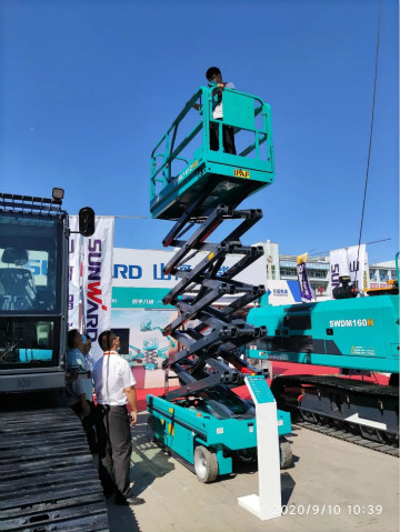 鸿运国际智能高空作业装备“吸睛”雄安展