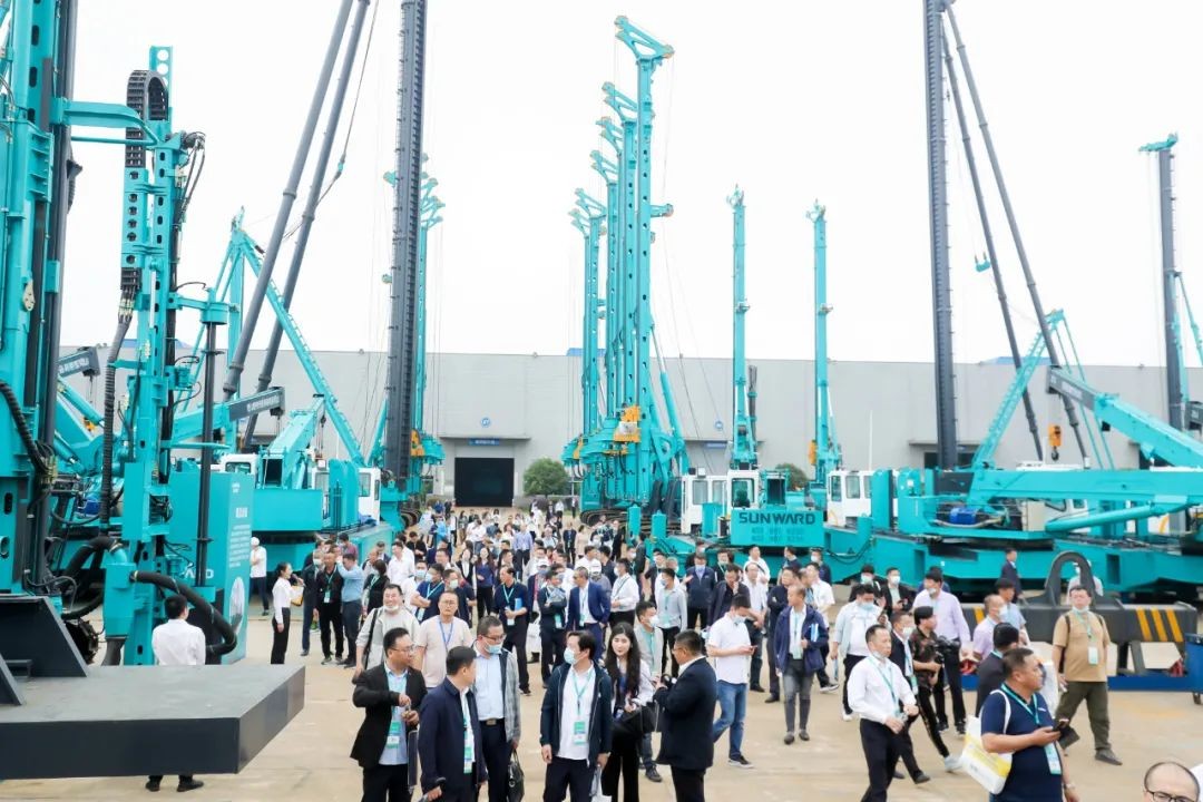 “爆品”出击！！鸿运国际智能客户交流会签约超8亿元