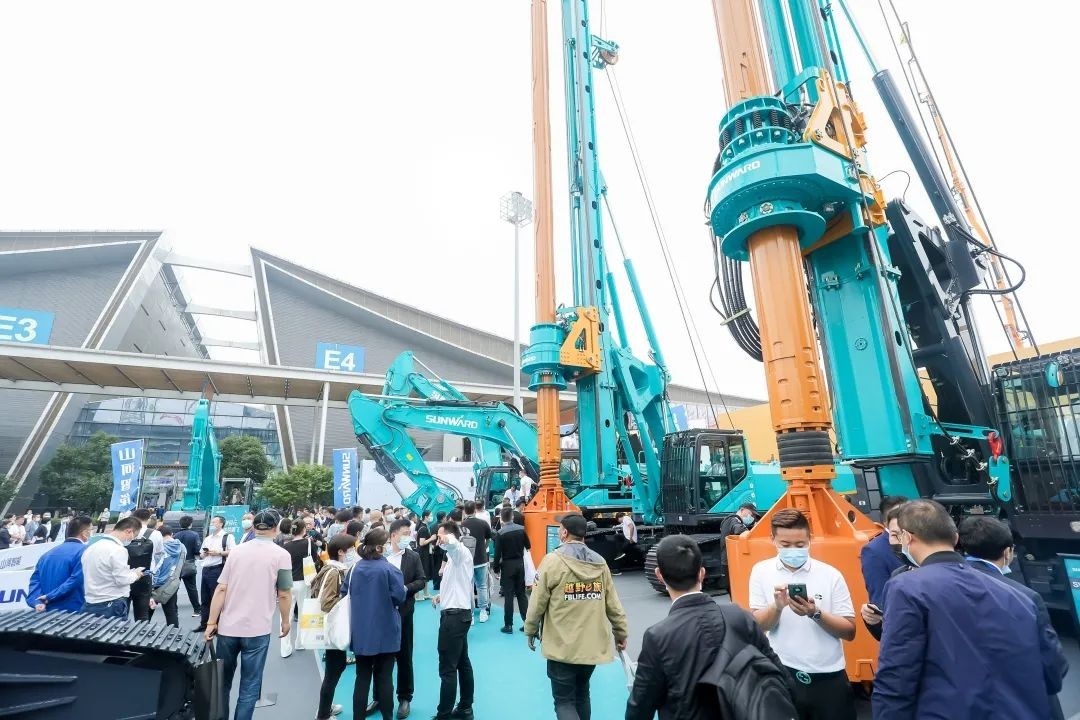 何清华出席长沙国际工程机械工业链生长峰会，，，走“双循环”蹊径要害在于“要做好自己的事情”