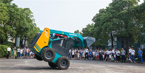 这个炎天，，，亲子玩转鸿运国际智能“三栖”装备