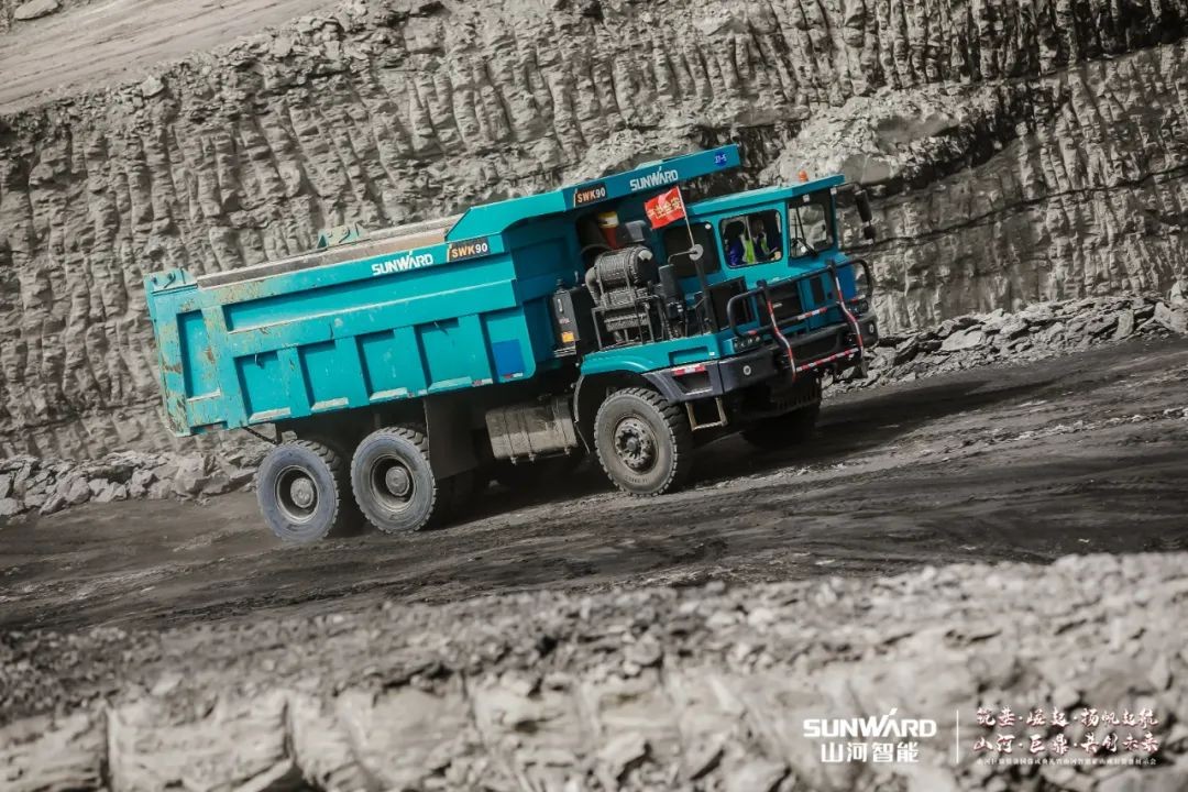 “矿”世能手，，齐聚鸿运国际智能挖掘机操作手挑战赛