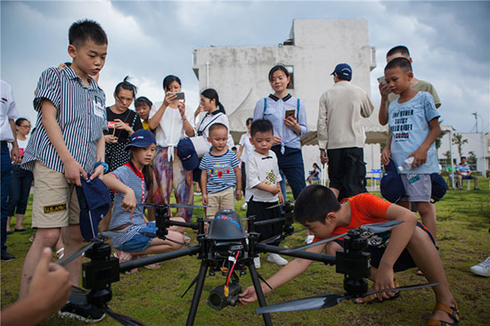 这个炎天，，，亲子玩转鸿运国际智能“三栖”装备