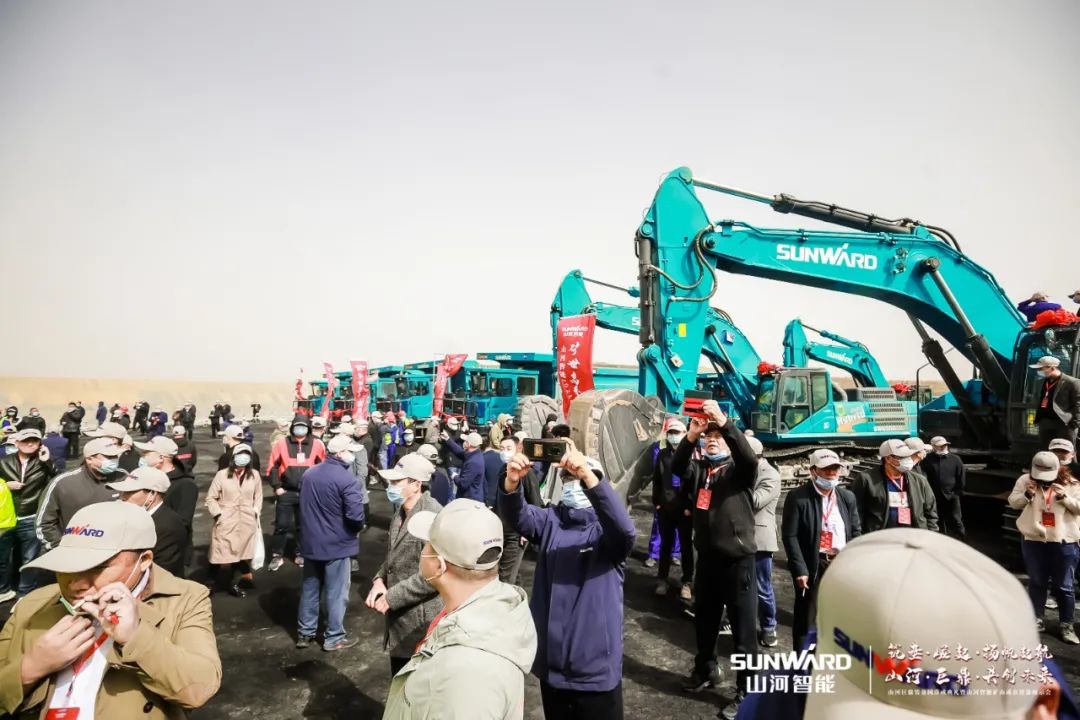 “矿”世能手，，齐聚鸿运国际智能挖掘机操作手挑战赛