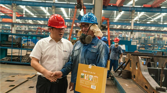 万力集团“送清凉”活动，，，慰问一线员工