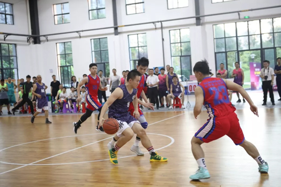 以球为媒，，，首届“鸿运国际杯”篮球约请赛架起政企连心桥