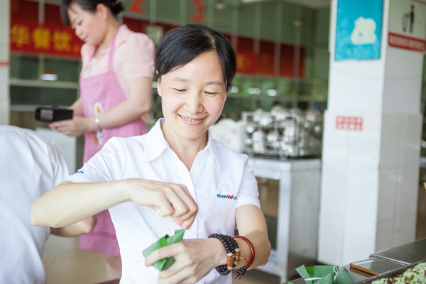 弘扬古板文化，，共享浓情端午——记第三届“爱国心·鸿运国际情”包粽子角逐