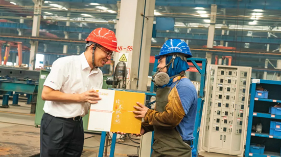 万力集团“送清凉”活动，，，慰问一线员工