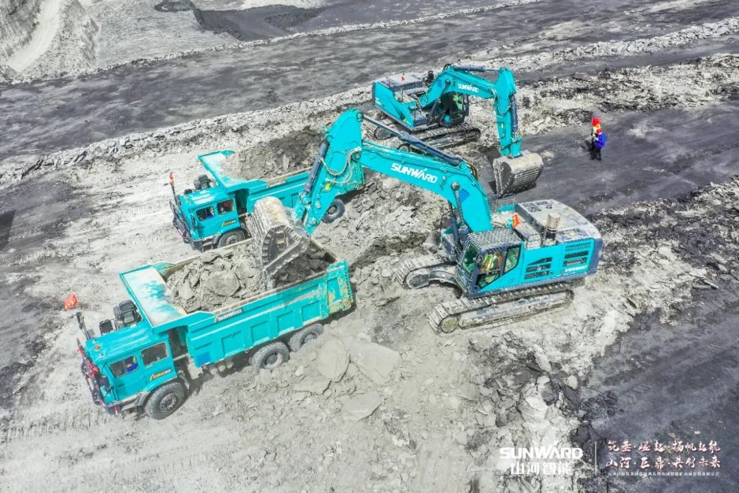 “矿”世能手，，齐聚鸿运国际智能挖掘机操作手挑战赛