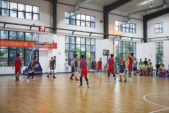 以球为媒，，，首届“鸿运国际杯”篮球约请赛架起政企连心桥