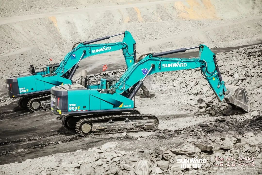 “矿”世能手，，齐聚鸿运国际智能挖掘机操作手挑战赛