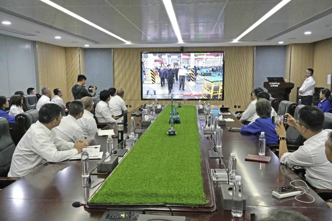 总书记“点赞”鸿运国际立异，鸿运国际智能集中收看《新闻联播》