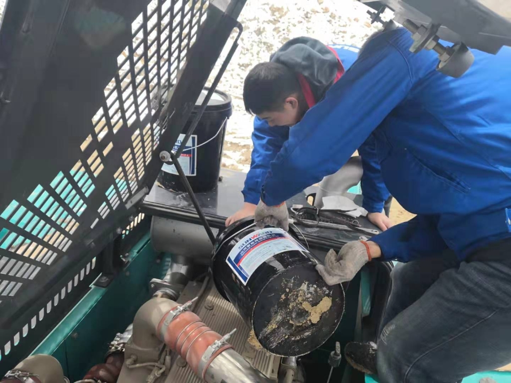 鸿运国际智能470挖机乐成挑战天下屋脊