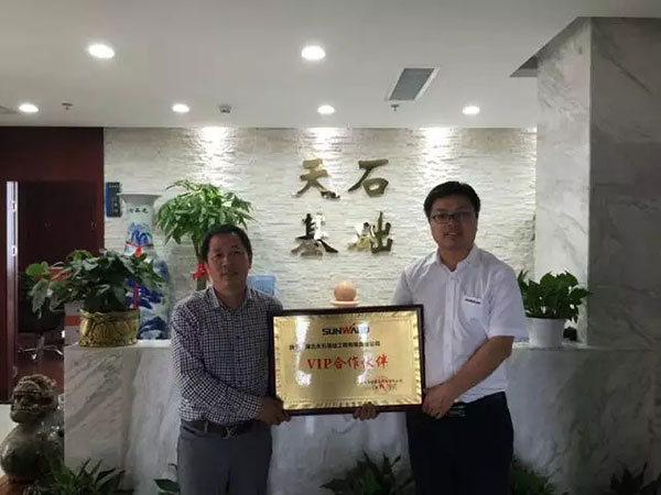 一起相随，，鸿运国际智能伴他功成名就