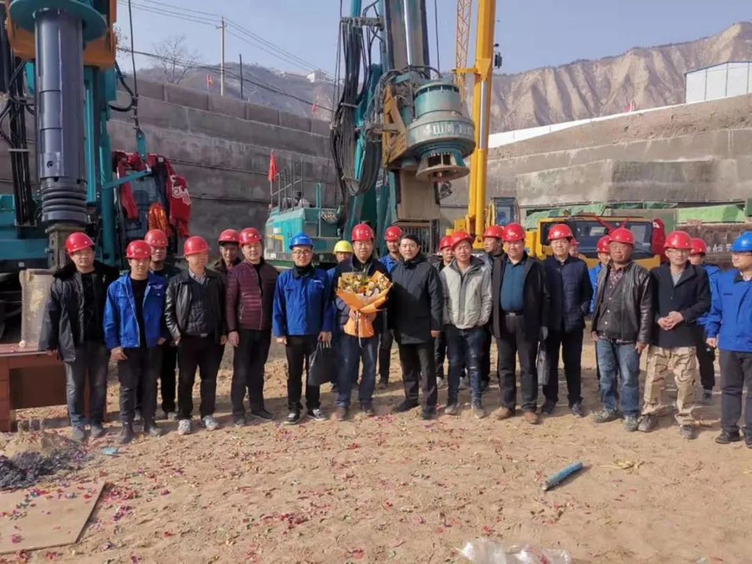 金戈铁马工程路 风雨无阻选鸿运国际