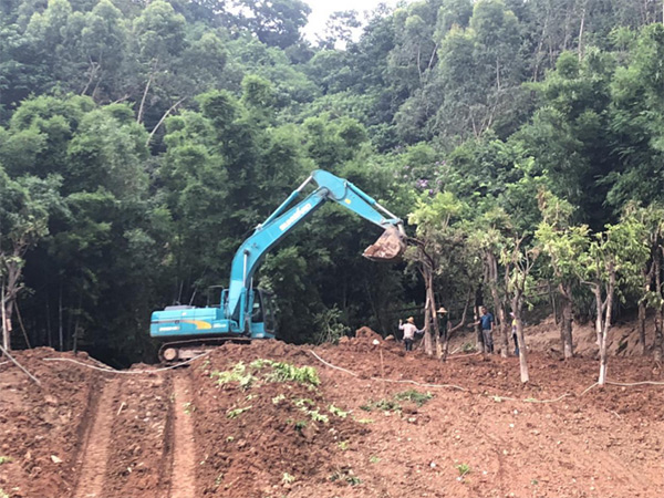 鸿运国际智能SWE 215E挖掘机是他的左膀右臂！