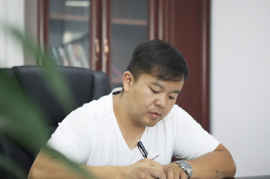 六年六台挖机 邓老板是个“鸿运国际迷”