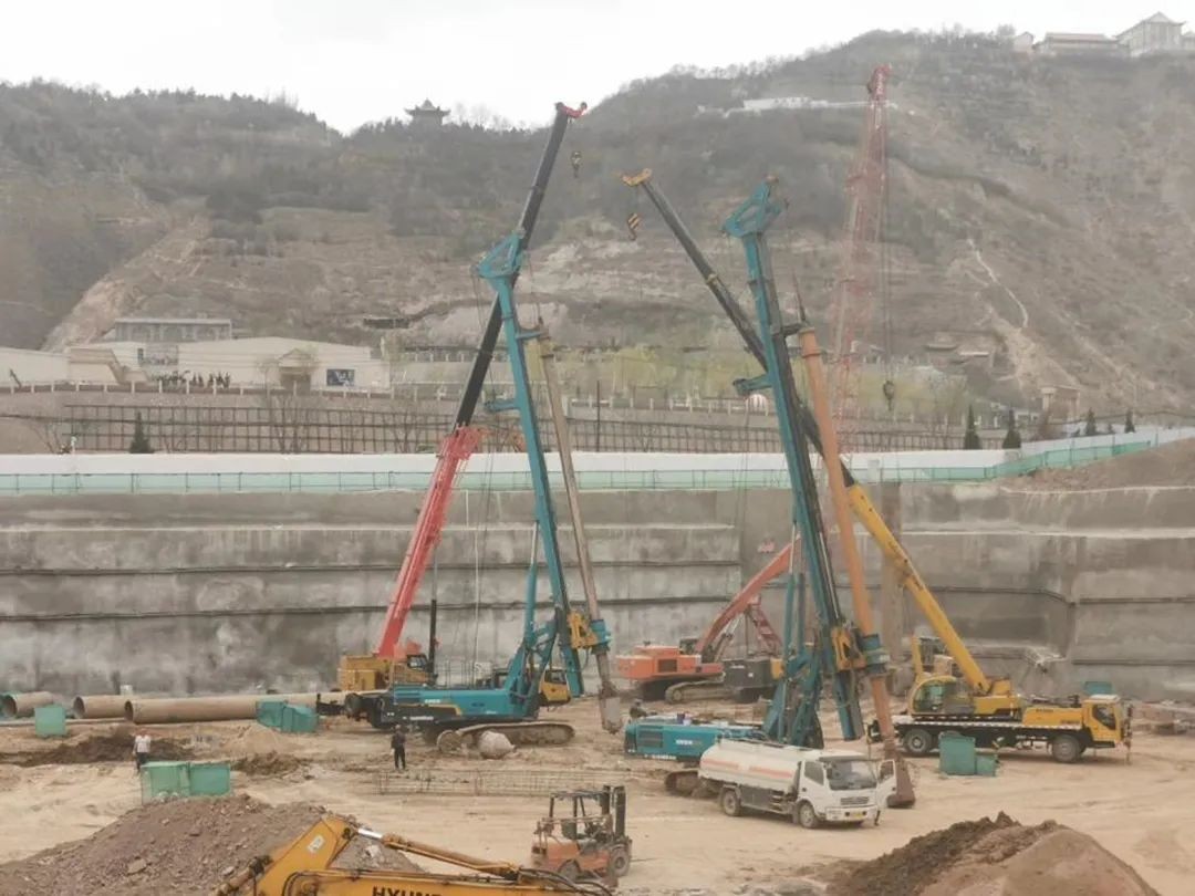 金戈铁马工程路 风雨无阻选鸿运国际