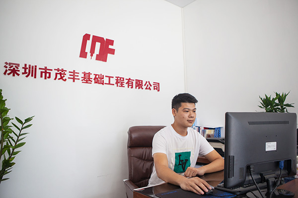 我叫阿忠，，忠于事业，，也忠于鸿运国际智能旋挖钻机