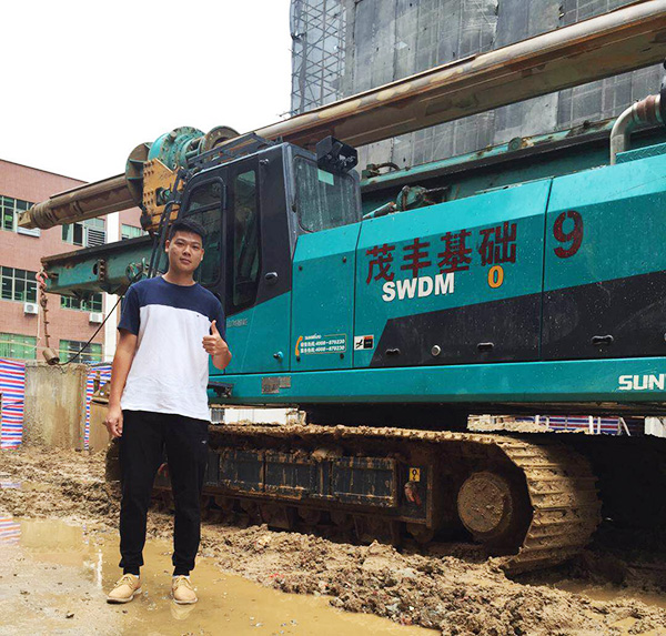 我叫阿忠，，忠于事业，，也忠于鸿运国际智能旋挖钻机