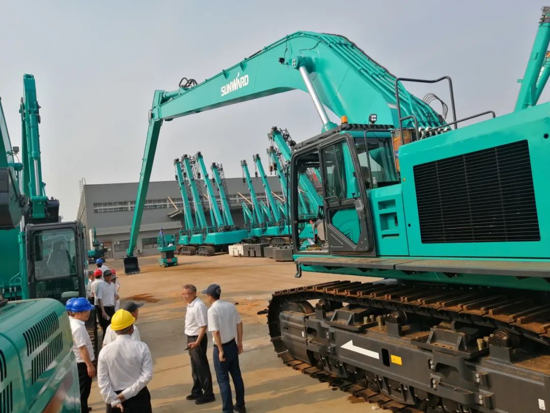 挖深全球第一！！！鸿运国际智能加长臂液压挖掘机SWE950ELR出口南美